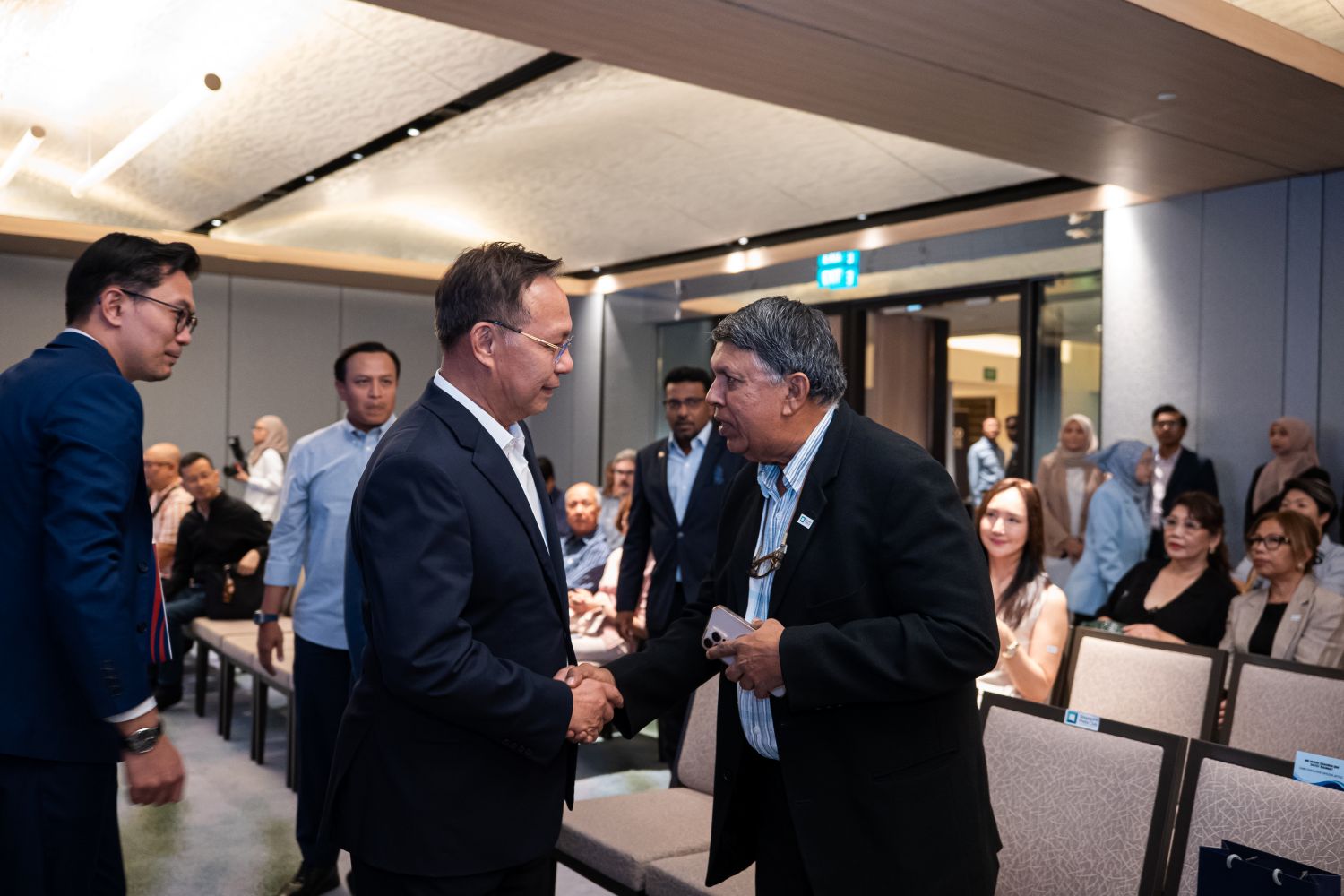 SPC Patrick Daniel welcomes Dato IR Hasni Mohammad Exec Chairman JETCO - s