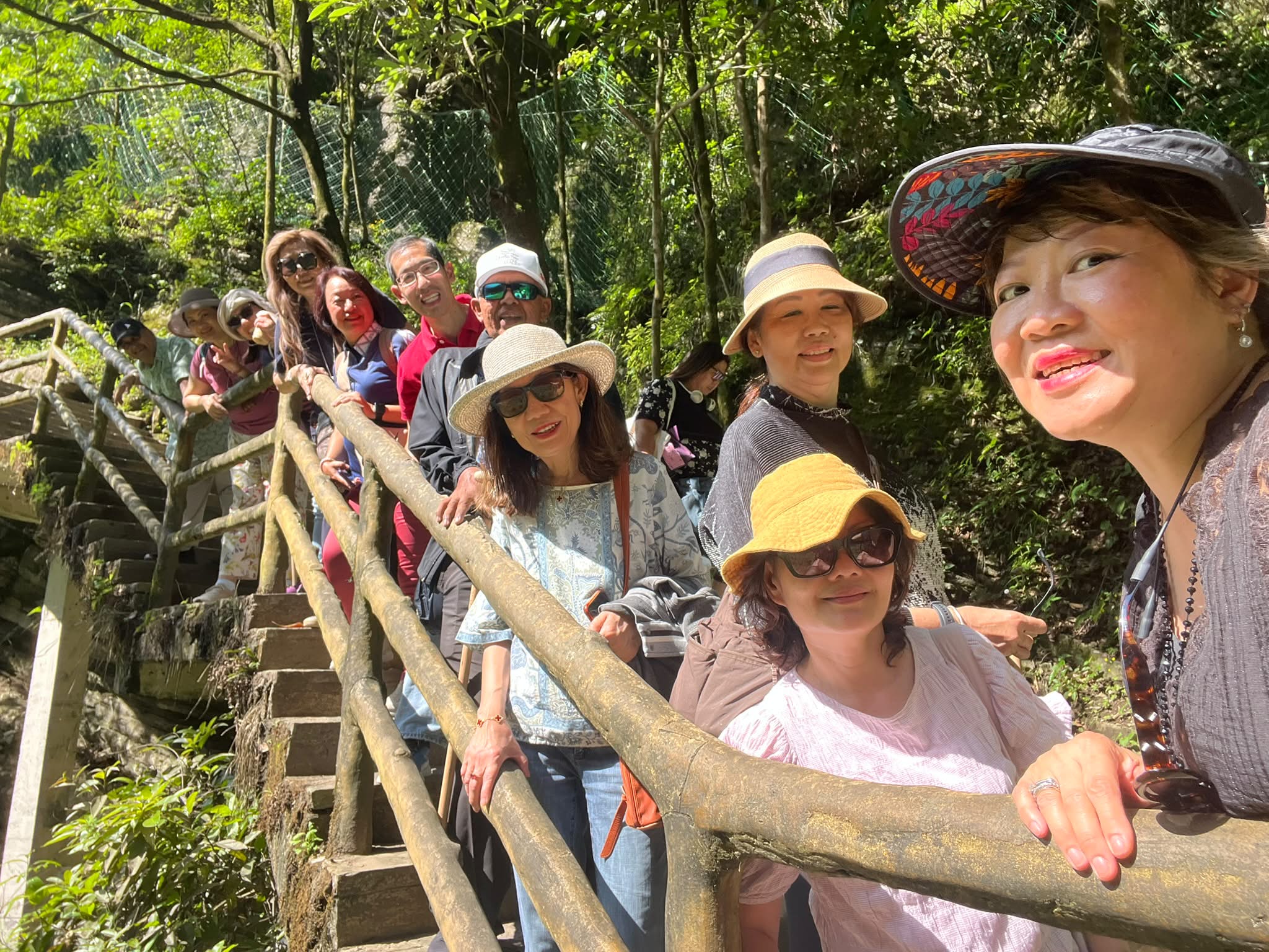 Delegation trekking Wulong