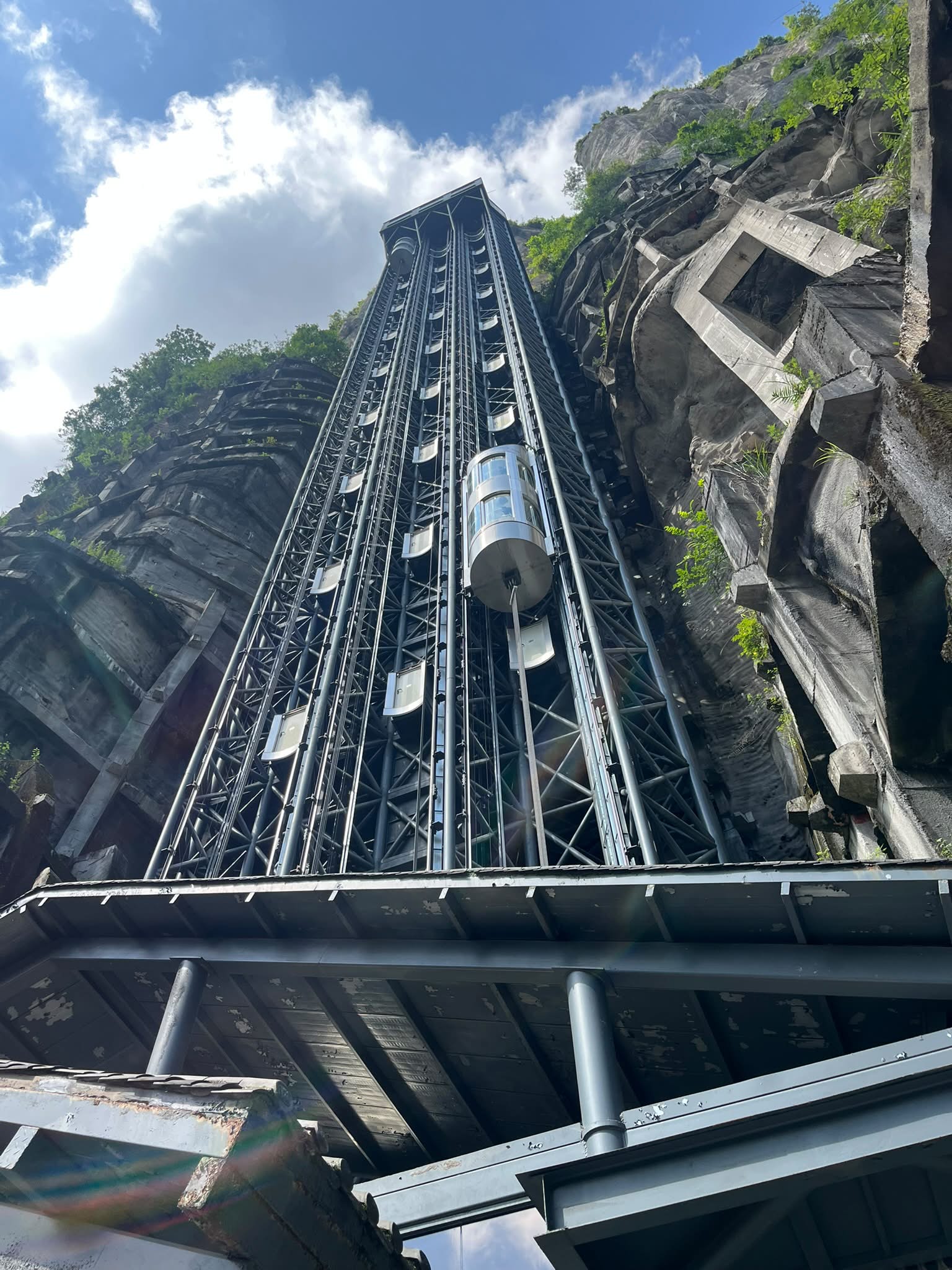 Glass lift down from Wulong Mountain top